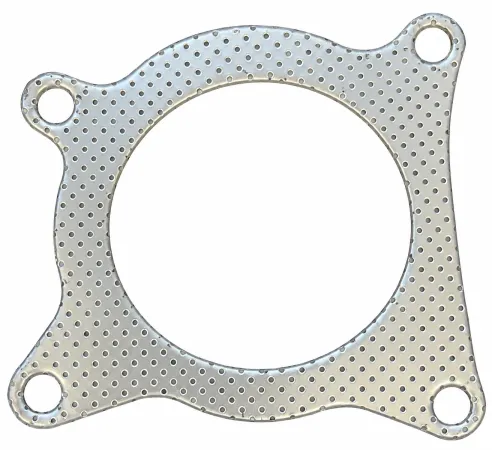 Joint métallique perforé de couleur argentée, de forme irrégulière, avec un grand trou central rond. Quatre pattes comportent de petits trous de fixation ronds. Destiné à la jonction entre le turbo et la tuyauterie de descente 2.0 TFSI.