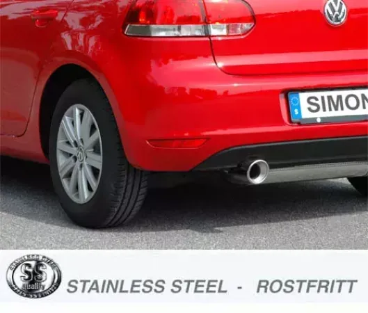 Gros plan d'une Golf VI rouge, vue arrière. On y voit la roue, le feu arrière, la plaque d'immatriculation et le pot d'échappement sport inox avec embout (100 mm). En bas, un logo "STAINLESS STEEL - ROSTFRITT".