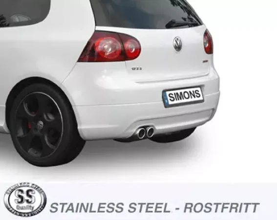 Vue arrière d'une Golf V blanche avec échappement sport inox 2x80 mm Simons. Jantes foncées et enjoliveur de plaque "SIMONS". Au premier plan, logo "STAINLESS STEEL - ROSTFRITT".