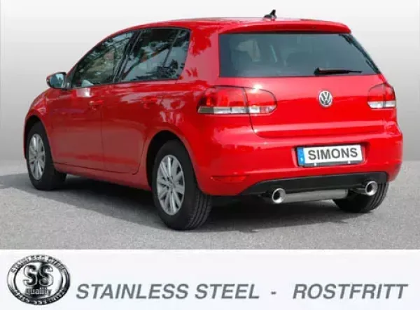 Une VW Golf VI rouge vue de l'arrière, avec un échappement sport duplex en acier inoxydable. Les sorties (1x100 mm) sont visibles. La plaque indique "SIMONS". En bas, logo et texte "STAINLESS STEEL - ROSTFRITT".