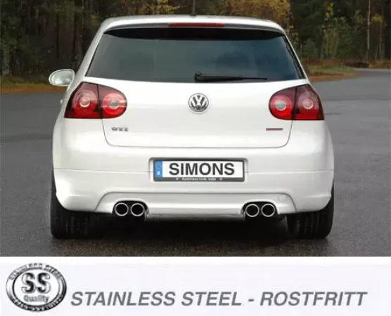Vue arrière d'une VW Golf V blanche avec échappement sport inox Simons. Les sorties duplex (2x80mm) sont centrées sous le pare-chocs. L'inscription "STAINLESS STEEL - ROSTFRITT" est visible en bas de l'image.