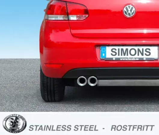 Vue arrière d'une VW Golf VI rouge avec système d'échappement sport en acier inoxydable monté. Le système d'échappement a 2 embouts de 80 mm de diamètre chacun. La plaque d'immatriculation porte l'inscription "SIMONS".