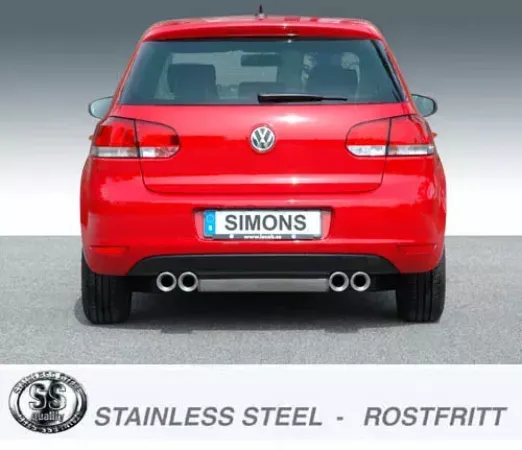 Vue arrière d'une VW Golf VI rouge avec le système d'échappement sport duplex Simons monté. Les sorties d'échappement sont placées à gauche et à droite. La plaque d'immatriculation porte le nom du fabricant "Simons".