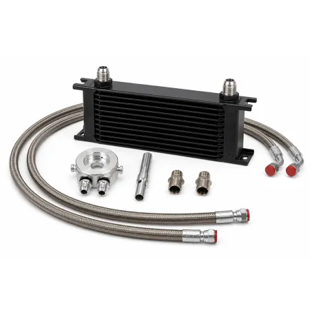 Kit complet de refroidisseur d'huile pour moteurs VW VR6 : refroidisseur d'huile noir à 10 rangées, deux flexibles en acier avec embouts rouges, adaptateur de filtre à huile rond argenté, vis de rallonge et deux raccords. Fond blanc.