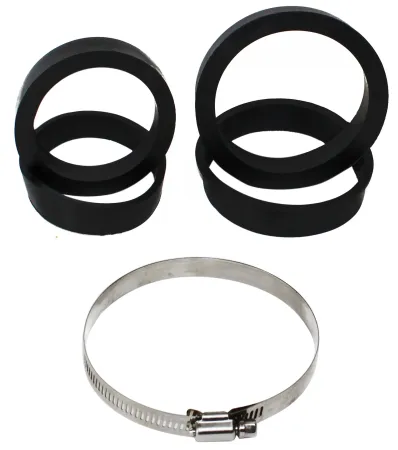 Des bagues d'adaptation en caoutchouc noir de différentes tailles sont empilées sur une surface blanche. En bas se trouve un collier de serrage métallique brillant muni d'un mécanisme de réglage. Sert à adapter un filtre à air sport.