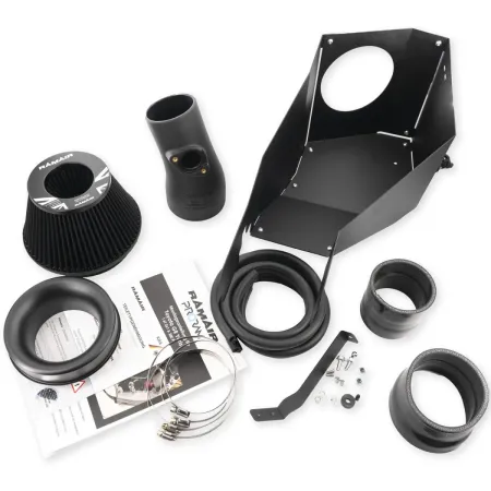 Kit d'admission RamAir Proram pour Toyota GR Yaris : bouclier thermique noir, tuyau d'admission, filtre à air RamAir, matériel de montage et notice. Pièces disposées sur fond blanc. Optimise le débit d'air.