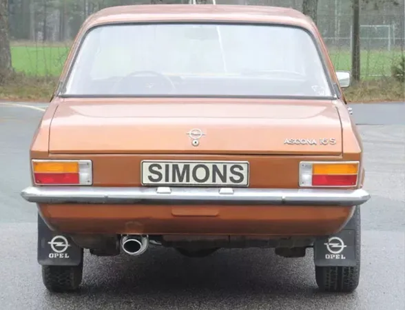 Vue arrière d'une Opel Ascona A 1.6, 1.9 brune avec pare-chocs chromé, feux arrière et plaque d'immatriculation Simons. Sous le véhicule, pot d'échappement sport Simons en acier aluminisé avec embout ovale 70/90 mm.