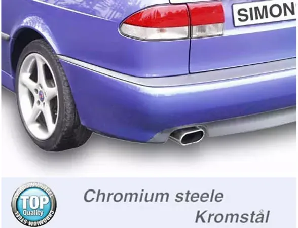 Vue arrière d'une SAAB 9-3 Aero bleue. On voit le feu arrière, un pneu et une sortie carrée en acier chromé du système d'échappement sport Simons. Le tuyau d'échappement est placé au milieu sous le pare-chocs.