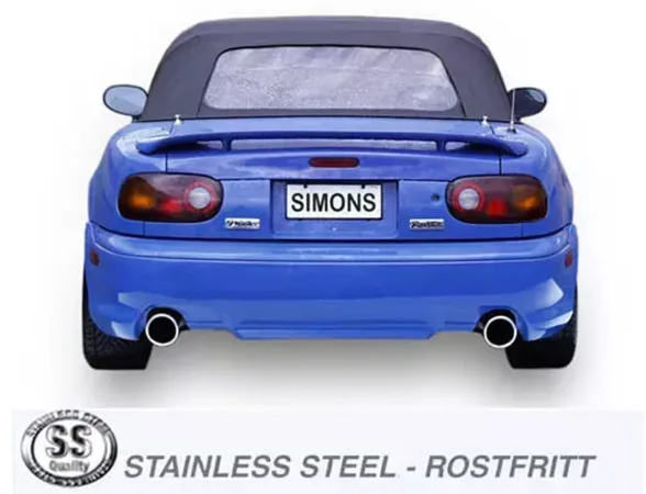 Vue arrière d'une Mazda MX-5 Miata bleue avec capote noire. Plaque d'immatriculation avec "SIMONS". En dessous, système d'échappement sport duplex, un embout à gauche et un à droite. Logo "Stainless Steel" pour le matériau acier inoxydable.