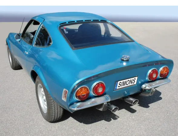 Vue arrière d'une Opel GT 1900 turquoise avec système d'échappement sport Duplex de Simons. La plaque d'immatriculation porte le nom de la marque. Deux sorties ovales sont visibles, encastrées dans le pare-chocs chromé sous les feux arrière ronds.