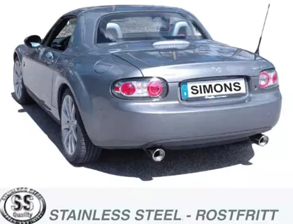 Vue arrière d'un coupé Mazda MX-5 gris avec échappement sport duplex Simons. Sorties inox de 90 mm visibles. Plaque "SIMONS". Au premier plan, logo et inscription "Stainless Steel - Rostfritt".
