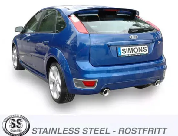 Vue arrière d'une Ford Focus ST bleue avec un pot d'échappement sport en acier inoxydable monté sur Simons. On peut voir les sorties du système d'échappement, la plaque d'immatriculation avec l'inscription "SIMONS", ainsi que le logo "Stainless Steel".