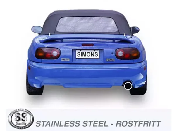 Vue arrière d'un cabriolet Mazda MX-5 bleu, plaque "SIMONS". En dessous, logo "STAINLESS STEEL - ROSTFRITT". Pot d'échappement sport visible à droite. Feux arrière ronds et petit spoiler arrière.