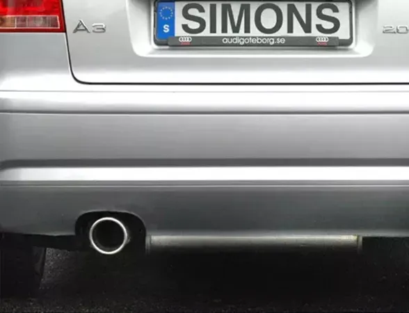 Gros plan sur la partie arrière d'une Audi A3 argentée (8P) équipée d'un pot d'échappement sport en acier inoxydable Simons. Le tuyau d'échappement mesure 1x100 mm et la plaque d'immatriculation porte la mention "SIMONS".