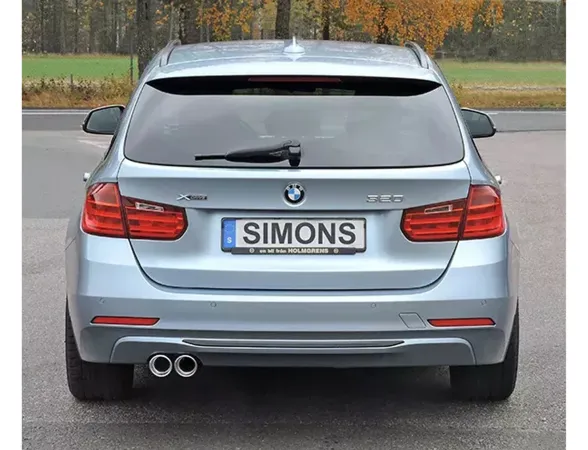 Vue arrière d'une BMW F30 Touring argentée. Plaque avec l'inscription "SIMONS". En bas à gauche, l'échappement sport inox Simons avec 2 sorties (80mm) est visible. Feux arrière et pare-chocs rouges reconnaissables.