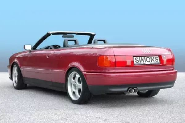 Une Audi 80 rouge cabriolet vue de derrière, sur la plaque d'immatriculation on peut lire "SIMONS". En bas à gauche et au milieu, on peut voir les deux sorties du système d'échappement sport en acier inoxydable Simons 2x70 mm.