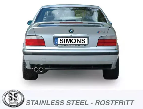 Vue arrière d'une BMW E36 argentée avec Simons Système d'échappement sport. Embouts de double tube visibles sous le pare-chocs. Plaque d'immatriculation "SIMONS" apposée. Véhicule avec spoiler arrière. Logo de la qualité de l'acier inoxydable visible.