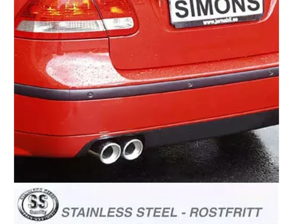 Détail de l'arrière d'une SAAB 9-3 rouge avec Simons-Système d'échappement sport. Deux sorties carrées de couleur argentée à gauche. En bas, Simons-Logo avec l'inscription "Stainless Steel - Rostfritt".