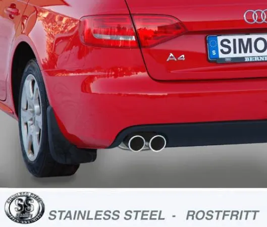 Gros plan sur l'arrière rouge d'une Audi A5 avec système d'échappement sport Simons. Sorties 2x80 mm en acier inoxydable. Plaque d'immatriculation et feux arrière reconnaissables. Voiture sur surface plane.
