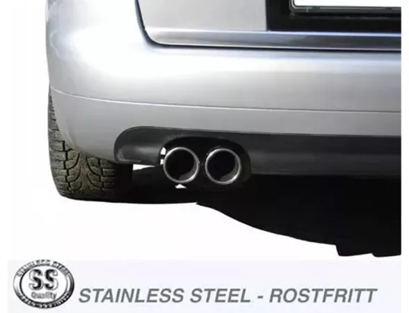 Vue arrière d'une Audi A6 argentée (C5). Le système d'échappement sport en acier inoxydable Simons est visible avec deux embouts (2x80 mm). Un pneu est coupé sur l'image. Le pot d'échappement est brillant et propre.