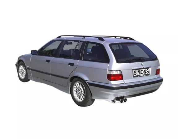 BMW E36 Touring argentée, vue arrière. Accent sur l'arrière avec échappement sport Simons et doubles sorties de 80 mm. Le support de plaque d'immatriculation indique Simons. Voiture sur fond blanc.