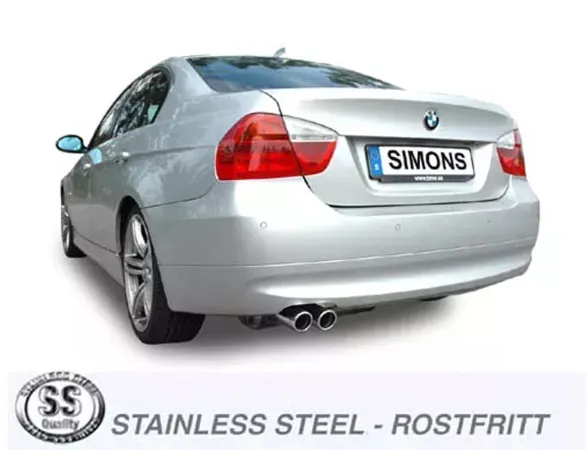 Vue arrière d'une BMW E90 LCI argentée avec le système d'échappement sport Simons monté. Les tuyaux de sortie, 2x80mm, sont visibles. Plaque d'immatriculation avec l'inscription "SIMONS". En bas : Logos avec "STAINLESS STEEL - ROSTFRITT".