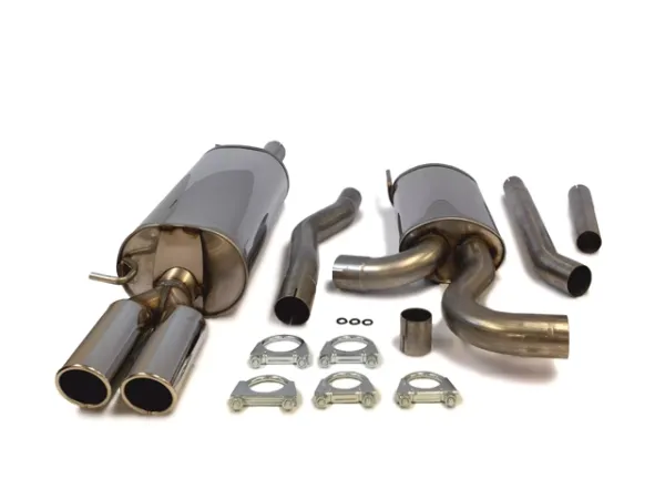 Simons Système d'échappement sport en acier inoxydable brillant sur fond blanc. Deux silencieux (dont un avec deux sorties de 80 mm), des tuyaux courbés et droits, ainsi que le matériel de montage (colliers et joints), le tout soigneusement disposé.