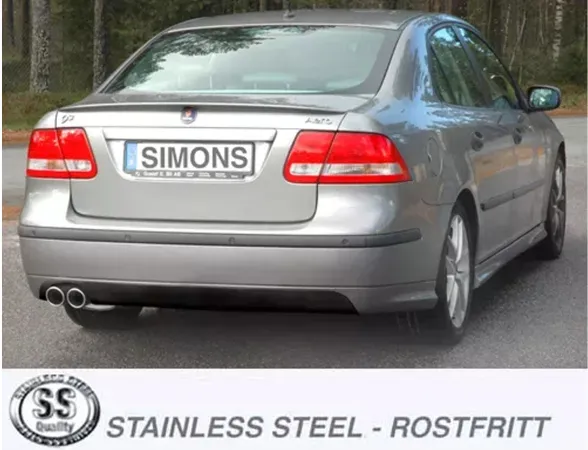 Vue arrière d'une SAAB 9-3 Turbo grise. Le support de plaque porte la marque « Simons ». En dessous, on voit les sorties d'échappement sport en acier inoxydable « Simons », deux tuyaux ronds et polis à gauche sous le pare-chocs.