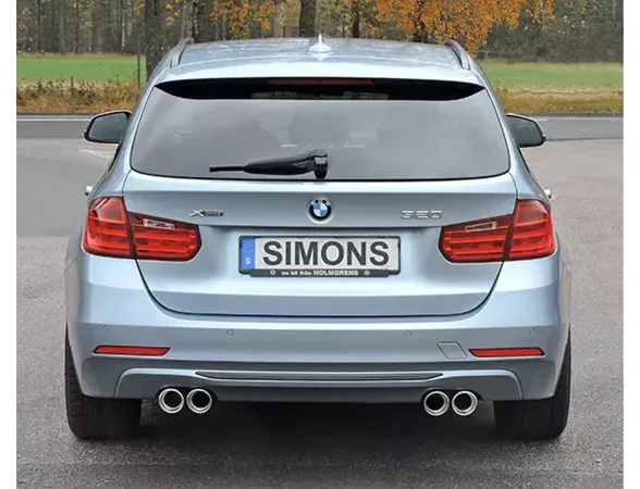 Vue arrière d'une BMW F31 Touring bleu clair avec Simons Échappement sport duplex. Sont visibles les feux arrière, la lunette arrière avec essuie-glace et quatre sorties d'échappement (80 mm chacune). La plaque d'immatriculation porte le nom Simons.