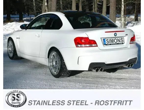 BMW E82 1er M Coupé blanc dans la neige. Vue arrière avec quatre sorties en acier inoxydable d'un système d'échappement sport Simons Duplex 2x90 mm. Simons Plaque d'immatriculation. Logo avec l'inscription "Stainless Steel" au premier plan.