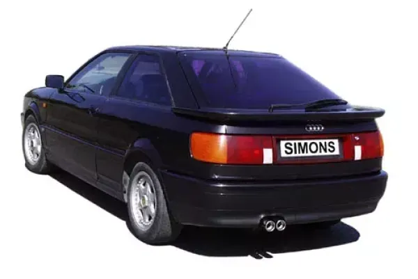 Vue arrière d'une Audi Coupé noire type 89 avec spoiler arrière et système d'échappement sport Simons. Les sorties mesurent 2x70 mm et sont en acier inoxydable. La plaque d'immatriculation porte l'inscription "SIMONS".