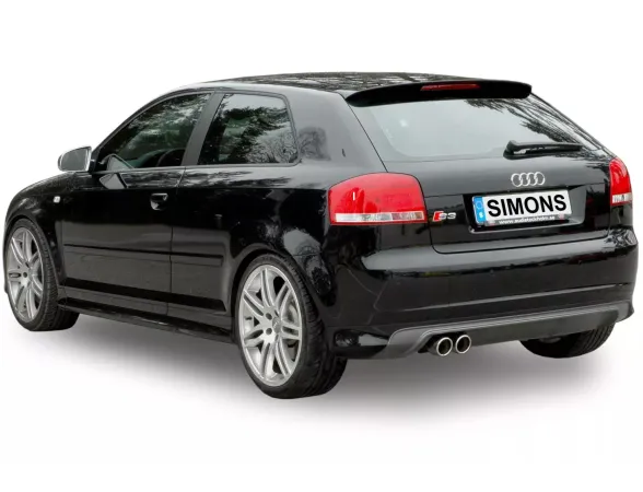 Audi S3 8PA Sportback noire vue de derrière, plaque d'immatriculation avec l'inscription "Simons". Châssis surbaissé avec jantes en aluminium. Simons Système d'échappement sport avec double sortie.