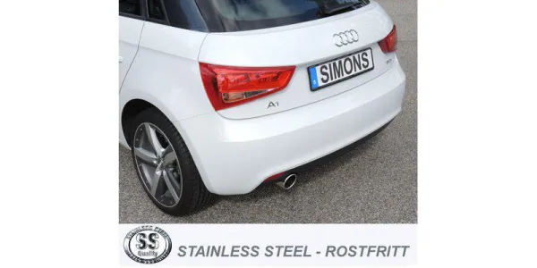 Vue arrière d'une Audi A1 blanche. L'accent est mis sur le pot d'échappement sport en acier inoxydable Simons avec sortie 1x90 mm, sous le pare-chocs. La plaque montre la marque "Simons". Logo "Stainless Steel" en bas.