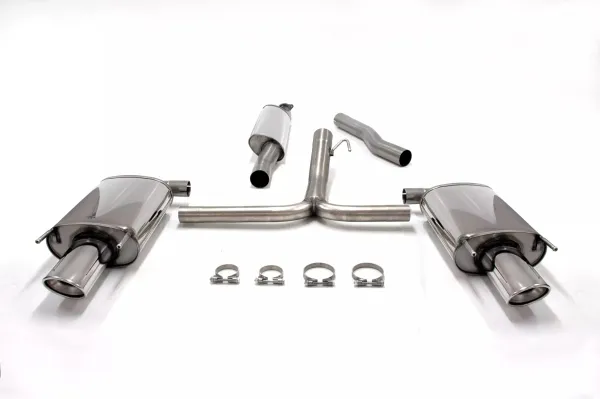 Sur un fond blanc, on peut voir des pièces d'échappement en acier inoxydable argenté. À l'avant, deux embouts duplex ovales, derrière des tubes, un silencieux et quatre colliers de serrage. Simons Kit d'échappement sport pour Opel Insignia.