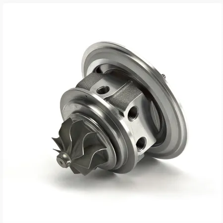 Gros plan sur un turbocompresseur Upgrade K04-064 Hybrid GEN II en métal argenté. Roue de compresseur usinée avec précision à neuf pales, éléments de carter ronds avec trous taraudés. Roulement à billes pour les moteurs 2.0 TFSI EA888.