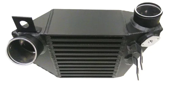 Refroidisseur d’air de suralimentation tout aluminium gris foncé avec ailettes apparentes. Deux raccords cylindriques et supports de montage soudés. Pièce de mise à niveau (Golf 4/Audi A3 1.8T) pour mieux refroidir l’air.