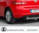 Gros plan d'une Golf VI rouge, vue arrière. On y voit la roue, le feu arrière, la plaque d'immatriculation et le pot d'échappement sport inox avec embout (100 mm). En bas, un logo "STAINLESS STEEL - ROSTFRITT".