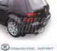 Vue arrière d'une Golf IV noire avec un système d'échappement sport en acier inoxydable monté sur Simons, composé de deux sorties de 80 mm de diamètre chacune. Au premier plan, une inscription "Stainless Steel - Rostfritt".