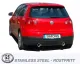 Vue arrière d'une VW Golf V GTI rouge avec système d'échappement sport duplex en acier inoxydable L+R. Sorties 1x100 mm chacune, centrées sous le pare-chocs. Plaque d'immatriculation avec "SIMONS". Au premier plan, logo "Stainless Steel".