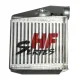 Gros plan frontal sur un refroidisseur d'air de suralimentation HF-Series argenté en aluminium avec ailettes de refroidissement. Le logo de la série est imprimé en rouge et noir sur le radiateur. Tubulure visible en haut.