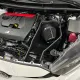 Gros plan sur le compartiment moteur d'une Toyota GR Yaris, mettant en avant le kit d'admission RamAir Proram. On voit le filtre à air, le bouclier thermique et le tuyau d'admission. Intégration parfaite.
