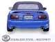 Vue arrière d'une Mazda MX-5 Miata bleue avec capote noire. Plaque d'immatriculation avec "SIMONS". En dessous, système d'échappement sport duplex, un embout à gauche et un à droite. Logo "Stainless Steel" pour le matériau acier inoxydable.