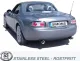 Vue arrière d'un coupé Mazda MX-5 gris avec échappement sport duplex Simons. Sorties inox de 90 mm visibles. Plaque "SIMONS". Au premier plan, logo et inscription "Stainless Steel - Rostfritt".