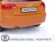 Vue arrière d'une Audi A3 Sportback orange. Sous la plaque d'immatriculation avec le logo Simons, on peut voir deux sorties rondes argentées du système d'échappement sport en acier inoxydable. En bas de l'image, le logo "Stainless Steel".