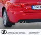 Gros plan sur une Audi A5 rouge montrant le système d'échappement sport Simons. L'accent est mis sur les deux sorties polies de 80 mm du système d'échappement en acier inoxydable. Le logo A4 et la plaque d'immatriculation suédoise sont reconnaissables.