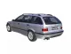 BMW E36 Touring argentée, vue arrière. Accent sur l'arrière avec échappement sport Simons et doubles sorties de 80 mm. Le support de plaque d'immatriculation indique Simons. Voiture sur fond blanc.