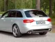 Vue arrière d'une Audi A4 Avant/combi (B8) argentée avec échappement sport duplex Simons. Sorties 1x100mm à gauche et à droite. Plaque "SIMONS". Voiture garée sur route asphaltée devant des arbres.
