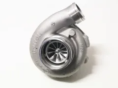 Turbocompresseur GTX3076R GEN II Super Core Garrett argenté. Boîtier métallique brillant avec logo Garrett gravé et modèle indiqué. Roue de compresseur visible, entrée d'air frais en haut. Roulements à billes, sans boîtier d'échappement.