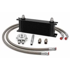 Kit complet de refroidisseur d'huile pour moteurs VW VR6 : refroidisseur d'huile noir à 10 rangées, deux flexibles en acier avec embouts rouges, adaptateur de filtre à huile rond argenté, vis de rallonge et deux raccords. Fond blanc.